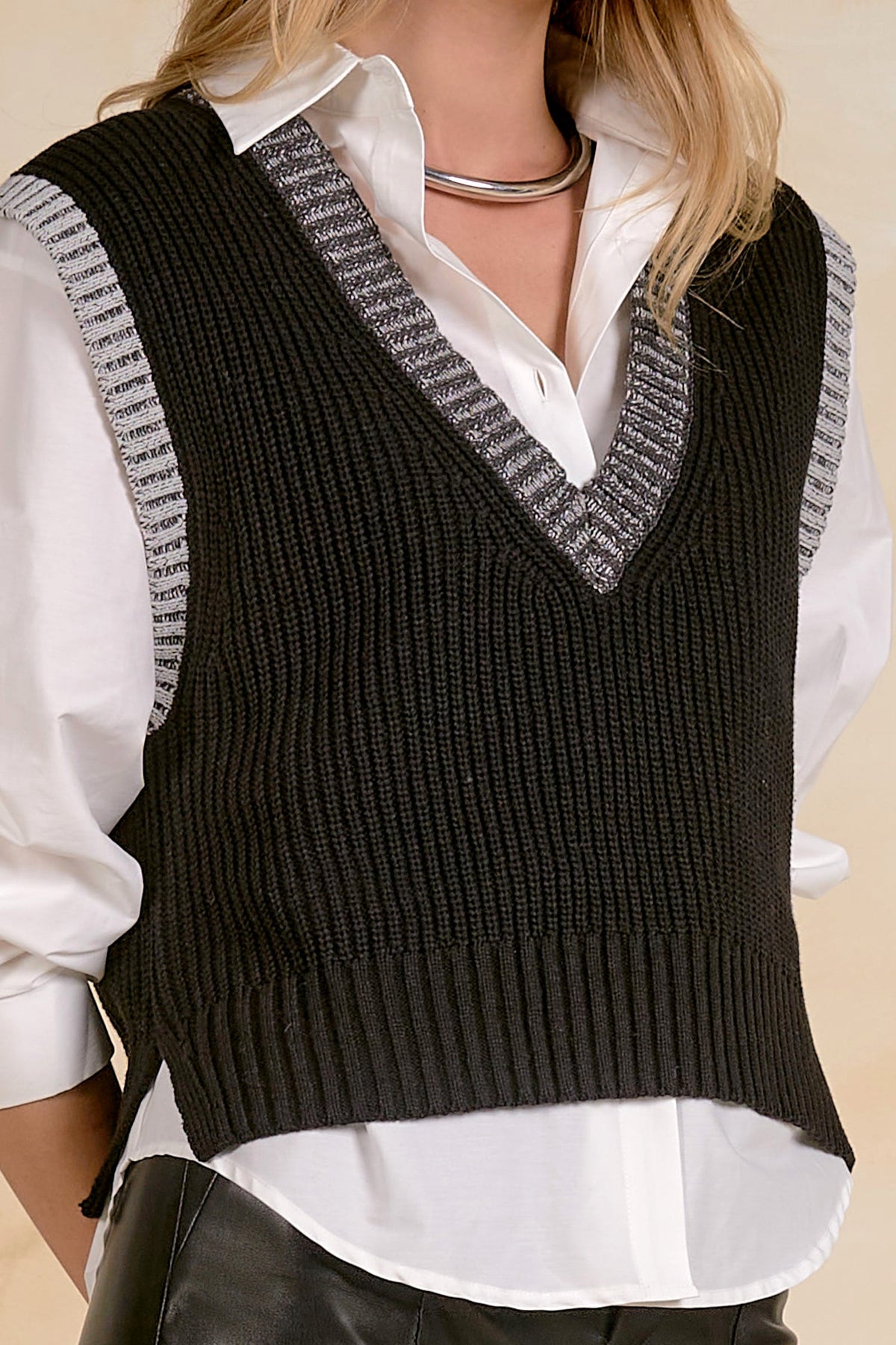 DEEP V BLK SWT VST