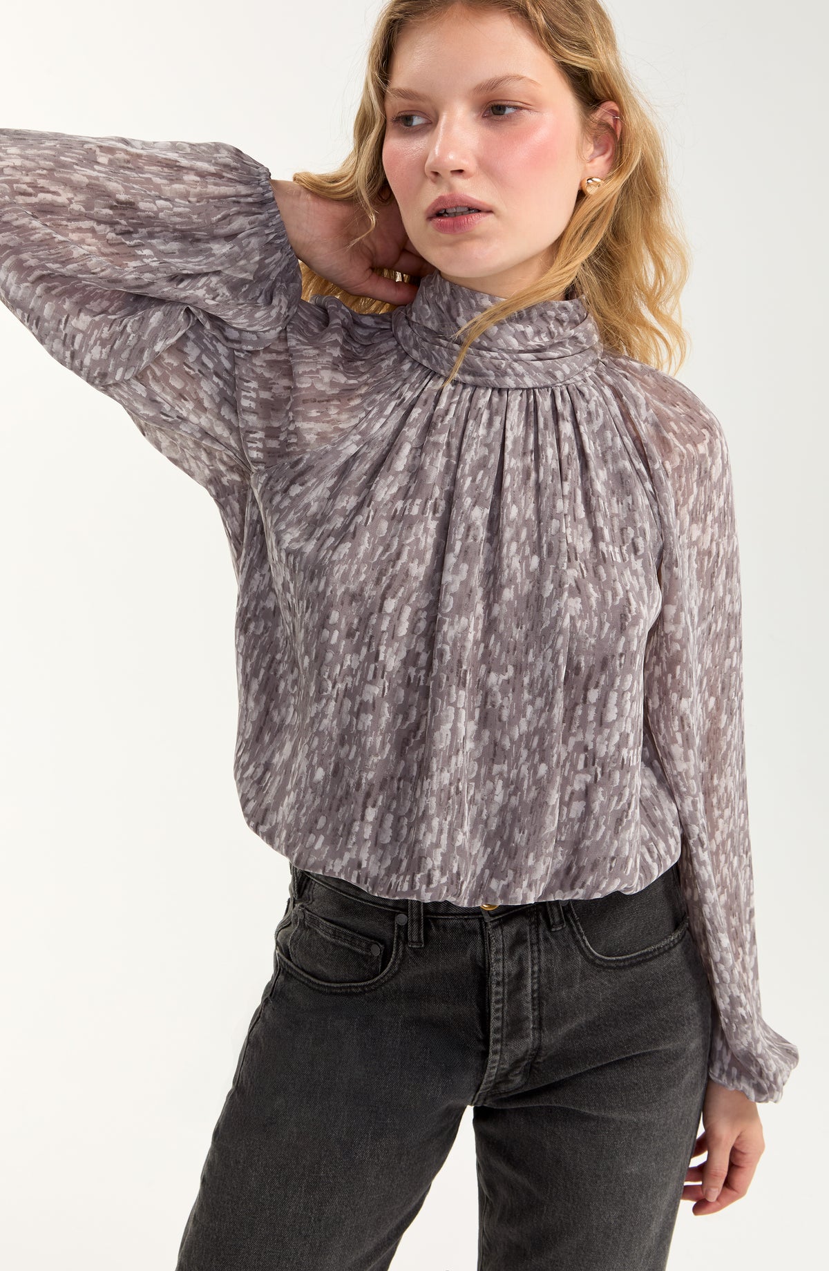 GRY SHEER MK NK BLS
