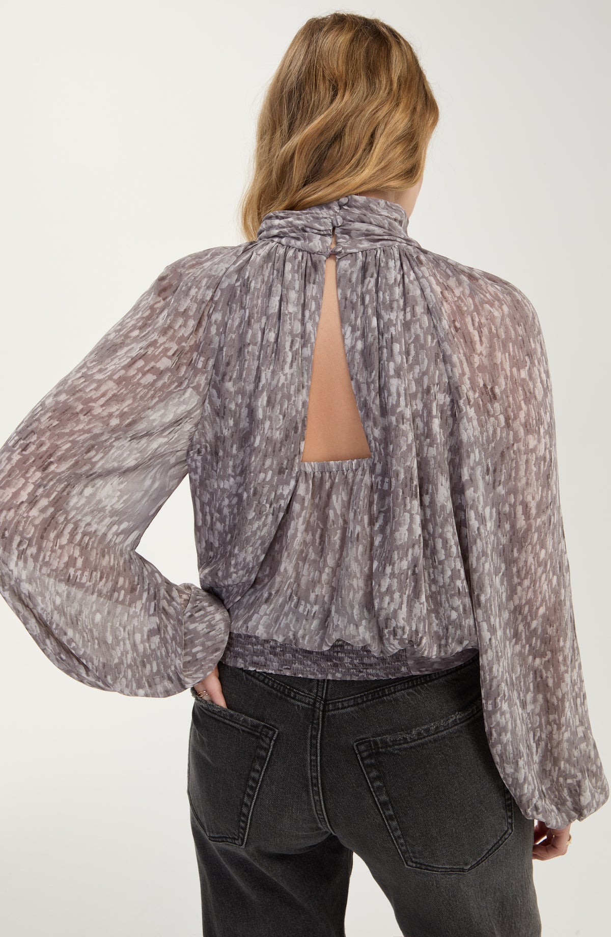 GRY SHEER MK NK BLS