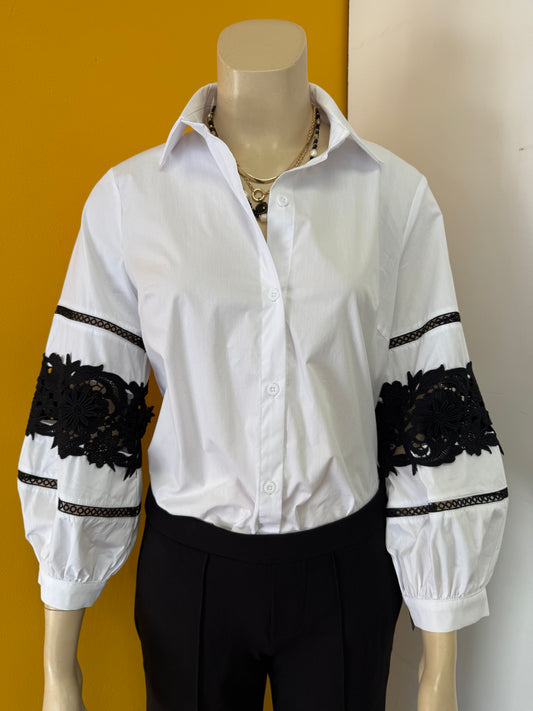 WHT BLS W BLK LACE SLVS