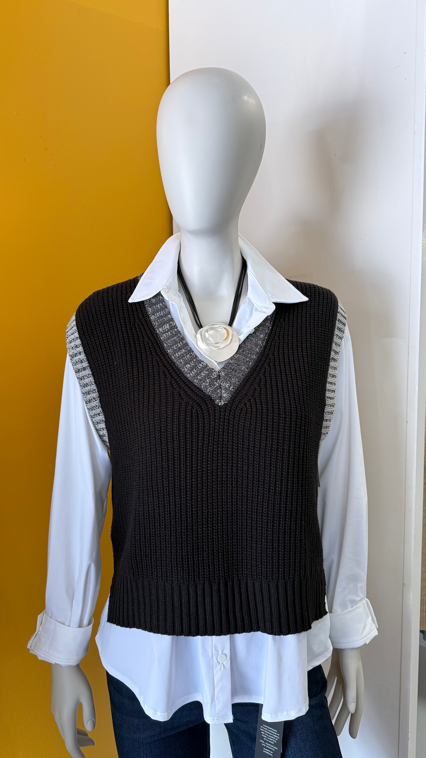 DEEP V BLK SWT VST