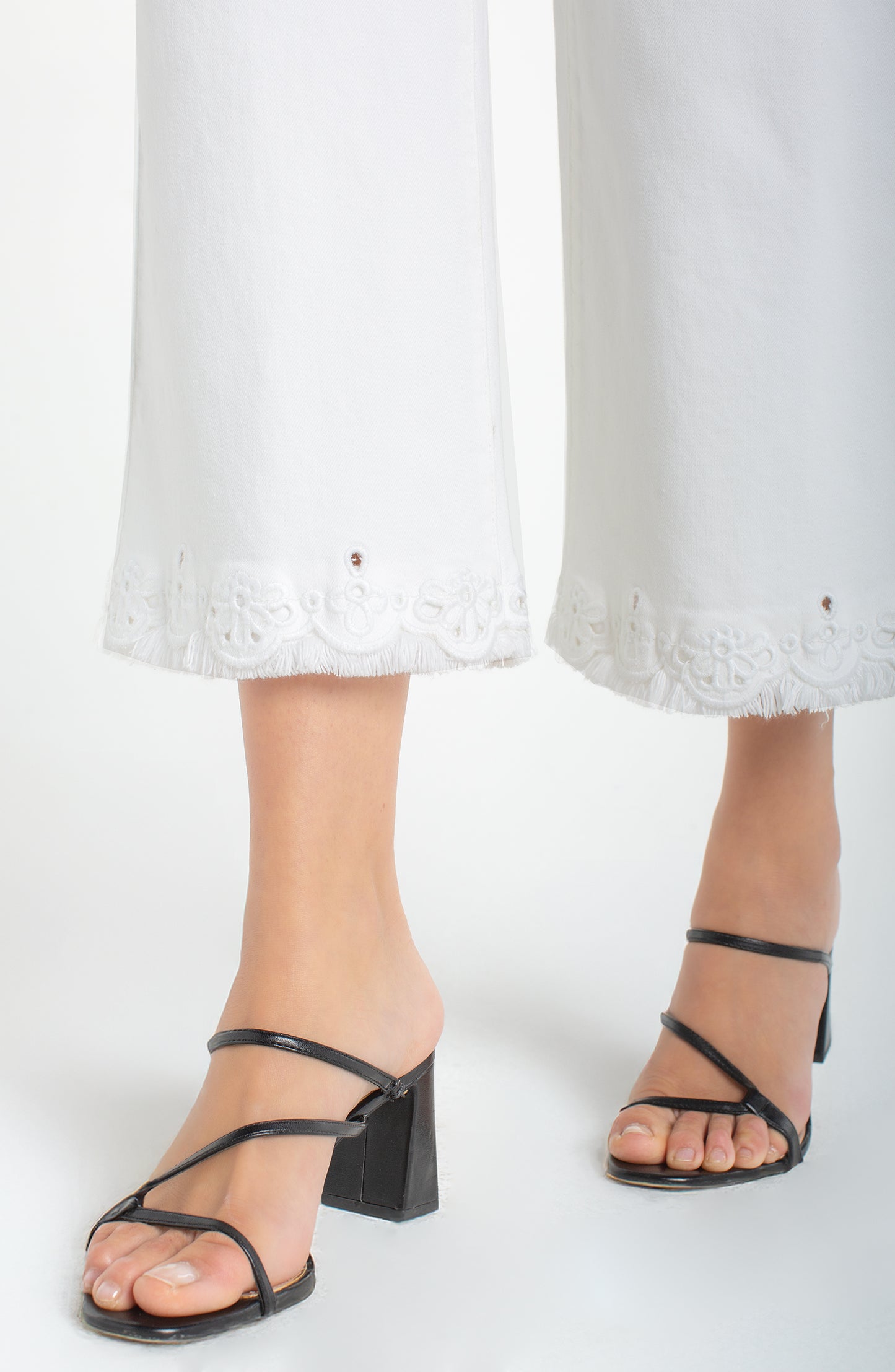 WHT STRIDE W EMB HEM 26"